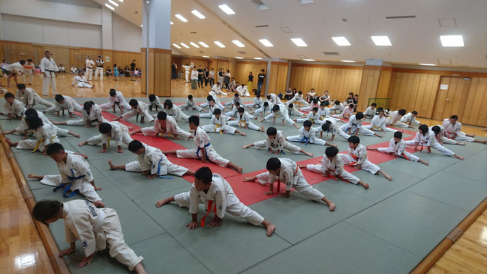 審査会場での審査会開始前のストレッチの様子