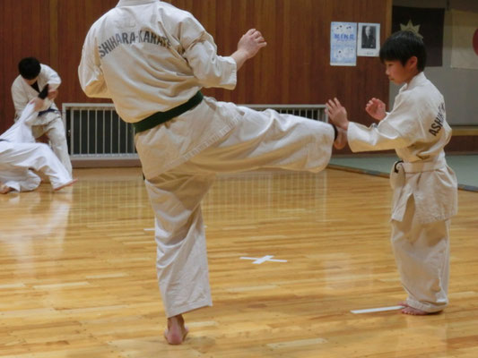 小学生部の前蹴りに対する外受けの練習