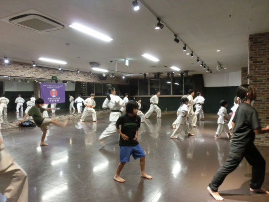 小学生の蹴り技の練習風景