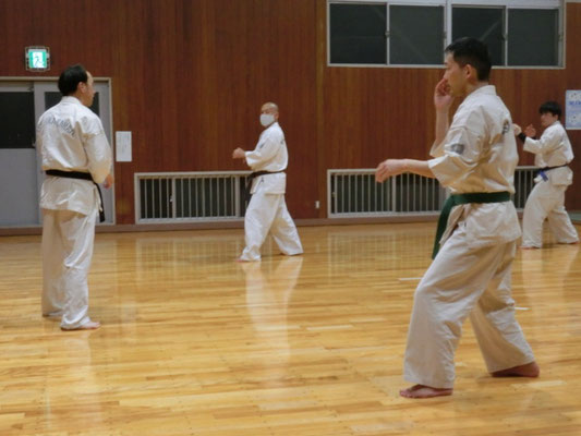 全員が組手の構えで構えているところ