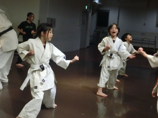 小学生の、突きの練習風景