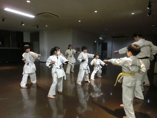 小学生部が基本の正拳中段突きの練習をしているところ