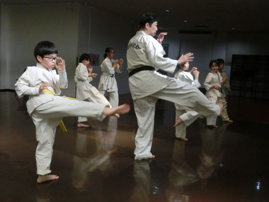 小学生がローキックの練習をしているところ