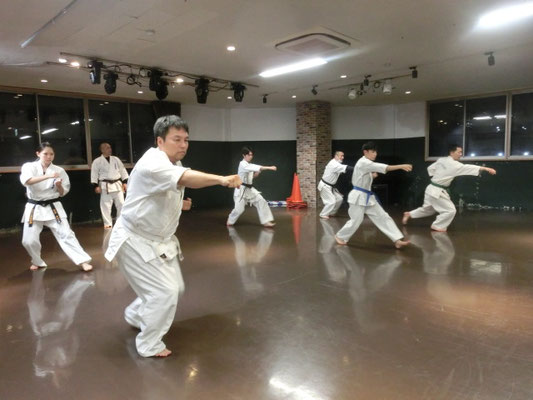 移動しながら突きを行う練習風景