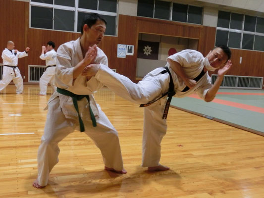 相手に後蹴りをいれているところ