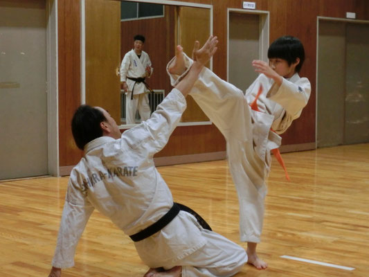 少年部の小学生に回し蹴りの指導をしているところ