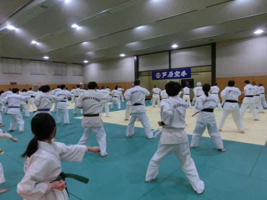 会員が全員で基本の中段突きを練習している様子