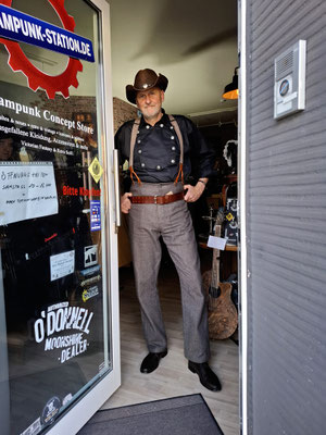 Cowboy Herbert zeigt sein Western Outfit für Männer aus Staubhemd und Hochbundhose