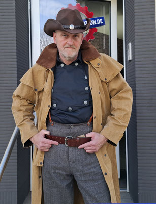 Cowboy Herbert mit Western Oberbekleidung Staubmantel, Knautschhut, Staubhemd, Gürtel und Hochbundhose