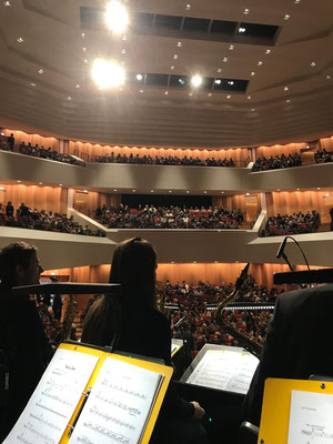 Blick von Bühne in den (erwartungs-)vollen Saal - wow!  Foto: Uli Hengst
