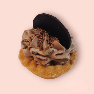 Tartelletta frolla, ripiena di crema gianduia e crema burro al cioccolato.