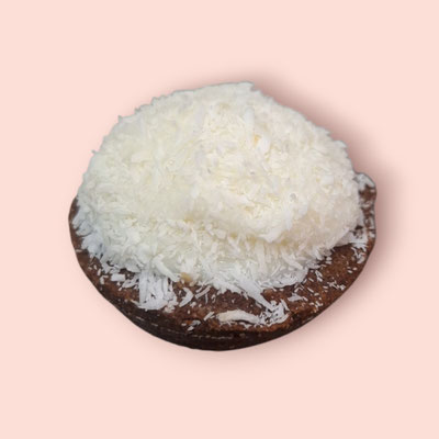Tartelletta frolla al cioccolato, gocce di cioccolato ricotta e cocco rapè.