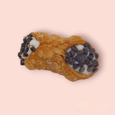 Cannolo siciliano, con ricotta fresca e gocce cioccolato