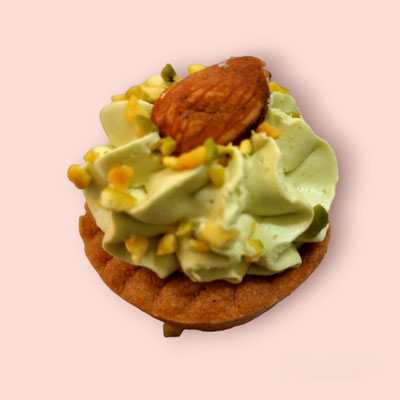Tartelletta frolla con composta di fichi crema al pistacchio e mandorla tostata.