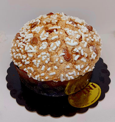 Veneziana stesso impasto del panettone ma solo con morbidi cubetti di arancio candito ricoperta con glassa e mandorle