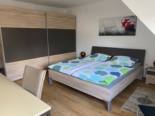 Blick vom Fenster zum Schrank