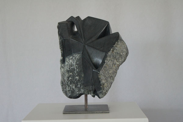 Rose, 05/2020, Format BxHxT= 18 x 26 x 13 cm  Speckstein: Albaluz, Schwarz auf Metalständer 