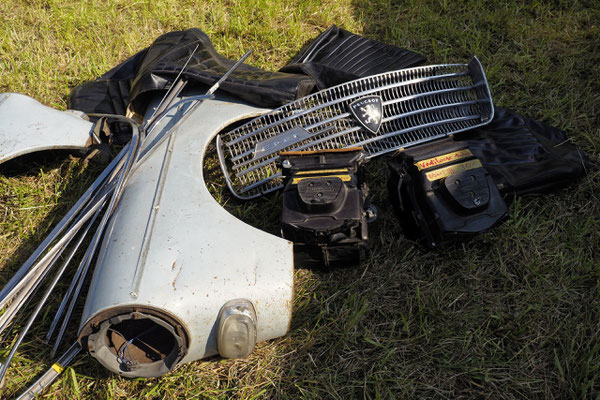 Peugeot 404 in handlichen Basteleinheiten. Der Rest liegt auch noch irgendwo.