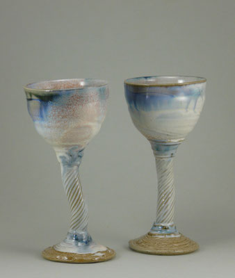 Deux belles coupes sur pieds pour boire un vin blanc frais, un muscat, la force du feu courbe un peu les pièces.