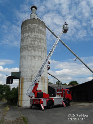 Die Feuerwehr fährt ihre Leiter aus um an die verletzten Jungen zu kommen.