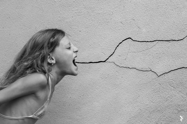 HER ROAR'S WALL ORIGINALE PUBLIEE NON SIGNEE