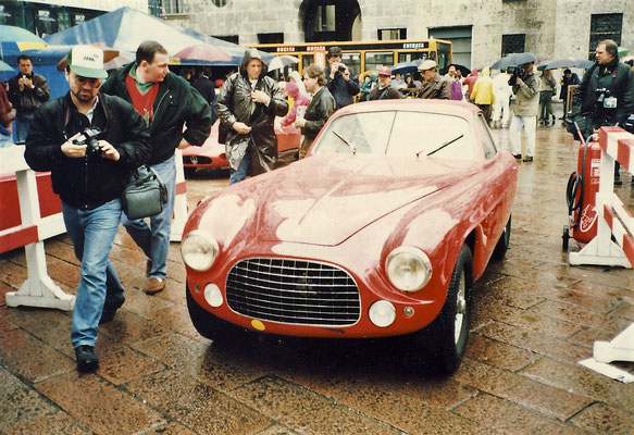 Ferari 340 America Touring (#0126 A), links Ferrari-Historiker Marcel Massini mit Kamera in seinem Element