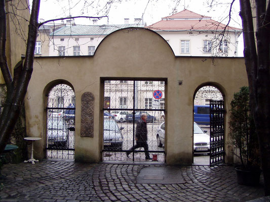 Der Blick vom Hof zum Tor und der Ulica Szeroka