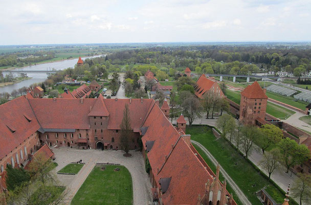 Sicht vom Turm – das Mittelschloss im Vordergrund – die Vorburg oben mit den Wirtschaftsbauten