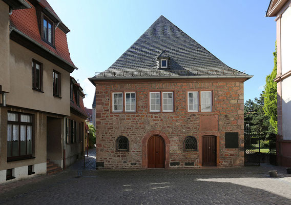 Synagoge Worms. Rechts angeschnitten das Haus zur Sonne, das ehemalige Gemeindehaus der jüdischen Gemeinde