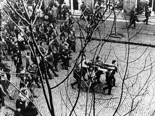 Nach Preiserhöhungen protestierende Arbeiter tragen ihren erschossenen Kollegen Zbyszek Godlewski davon, 1970