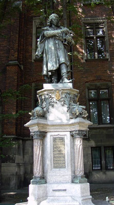Denkmal für Nikolaus Kopernikus vor der Alten Universität Krakau