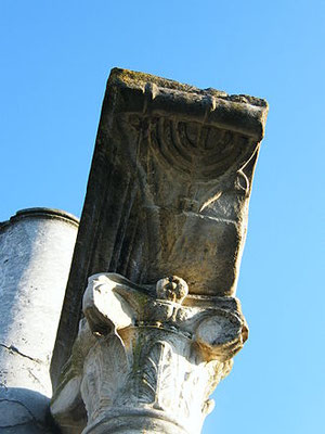 Menora in der antiken Synagoge von Ostia, 1.. bis 4. Jh.