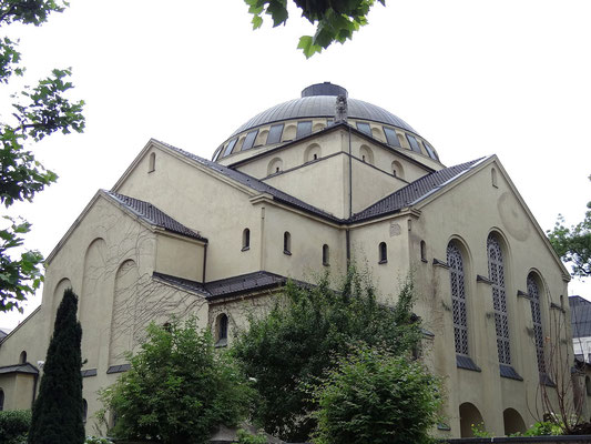 Blick auf den überkuppelten Zentralbau der Synagoge, Augsburg