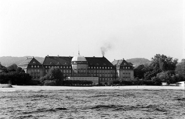 Oktober 1991, Blick vom Seesteg auf das noch unsanierte Grand Hotel