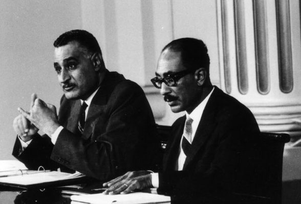 Präsident Nasser und sein Nachfolger, Anwar as-Sadat, der Überbringer einer Falschmeldung aus Moskau