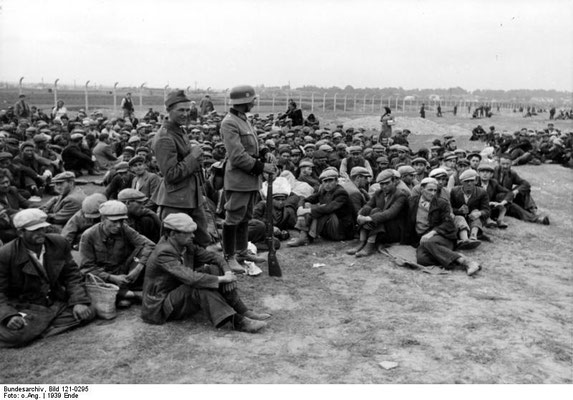 Internierte Juden bei Krakau, etwa Ende 1939 (Aufnahme aus dem Bundesarchiv)
