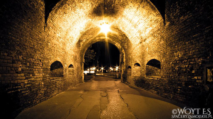 Neus Lviv Tor bei Nacht