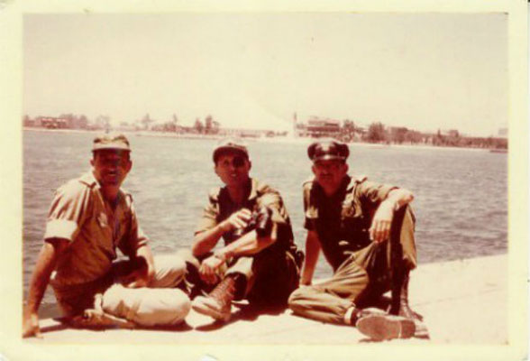 Ezer Weizman, Moshe Dayan und Motti Hod pausieren am Suez Kanal. Foto GPO