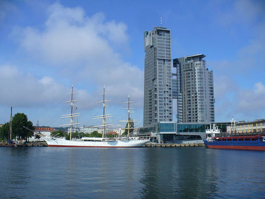 Die „Sea Towers“ direkt am Yachthafen von Gdynia