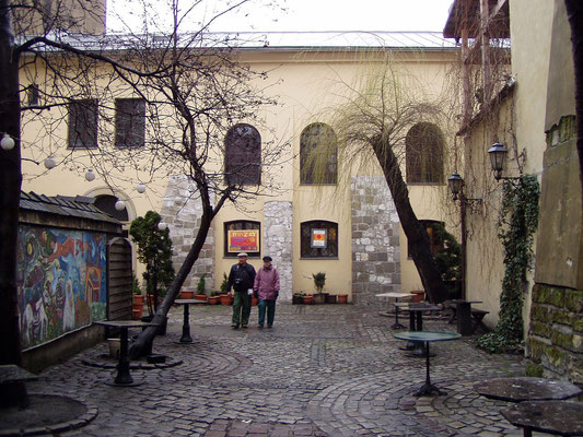 Blick auf den Innenhof der Synagoge