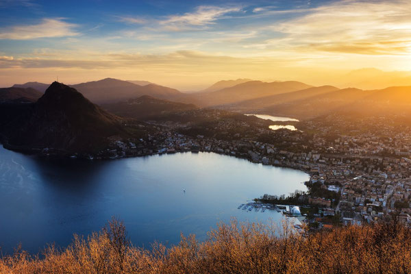 Abendlicher Ausblick vom Monte Bre auf Lugano und den San Salvatore (Tessin). © Switzerland Tourism / Andreas Gerth