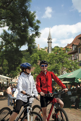 Radler auf Marktplatz in Weinheim © Tourismus Service Bergstrasse