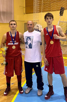 Boxer Ivan, Trainer Nesret und Boxer Yusup mit 2 Goldmedaillen & den Pokal für bester Tageskämpfer