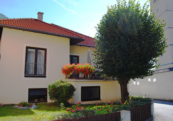 Pension Kirchenwirt Außenansicht mit Blick auf Balkon, Obervellach