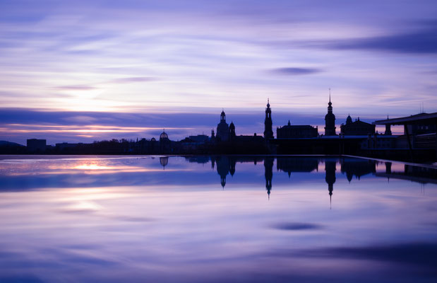 Dresdens Silhouette gespiegelt im Regenwasser.