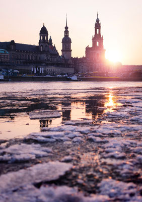 Eiszeit am Königsufer Dresdens.