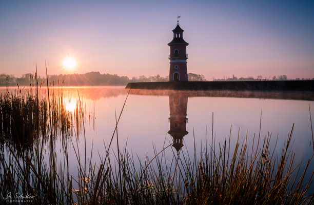 Der Leuchtturm bei Moritzburg an einem Frühlingsmorgen.