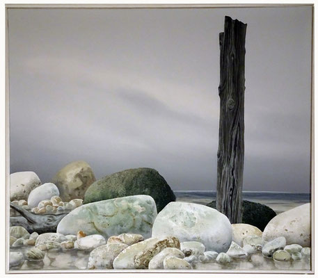Rolf Liese: Felsen am Strand mit Pfahl 2, Acryl auf Leinwand, 122 x 151 cm VB 3500 Euro