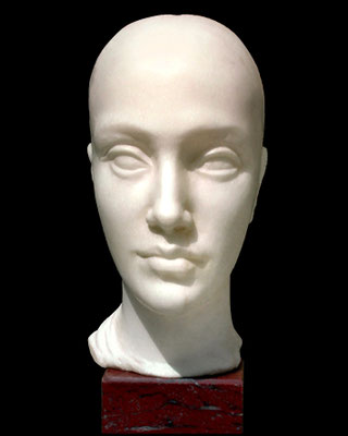 JOHANNA, Carrara Marmor (statuario bianco),                                  25x18x15 cm     4600,- € 