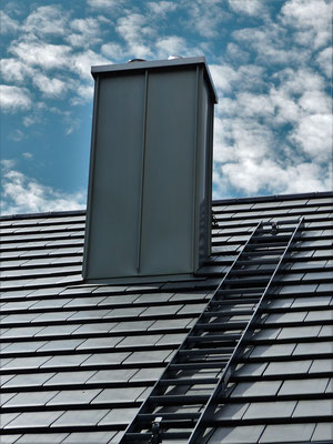 Schornsteinverkleidung in Titanzink mit festmontierter Dachleiter